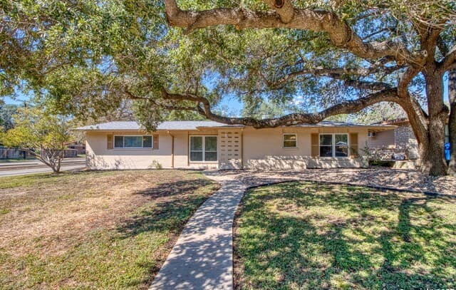 4-bedroom rental at 247 Montfort in San Antonio, TX — photo 2