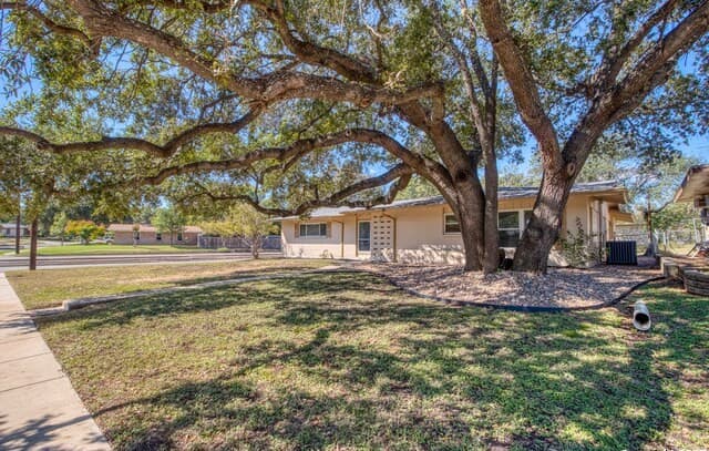 4-bedroom rental at 247 Montfort in San Antonio, TX — photo 3