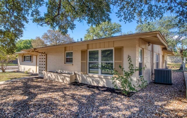 4-bedroom rental at 247 Montfort in San Antonio, TX — photo 4