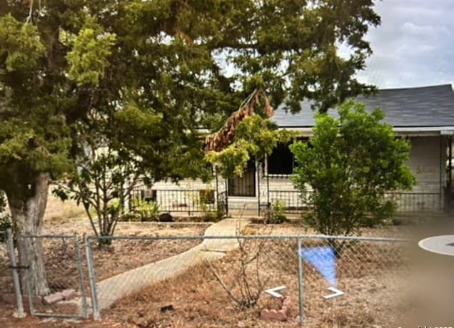 3-bedroom rental at 916 SW 39th in San Antonio, TX — photo 1
