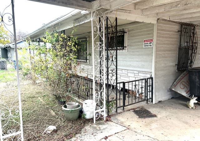 3-bedroom rental at 916 SW 39th in San Antonio, TX — photo 2