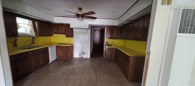 3-bedroom rental at 916 SW 39th in San Antonio, TX — photo 4