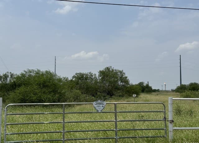 rental at 2550 Interstate 35 in Cotulla, TX — photo 1