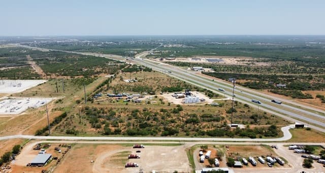 rental at 2550 Interstate 35 in Cotulla, TX — photo 3