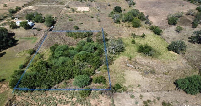 rental at 116 Tecolote Ln in Floresville, TX — photo 1