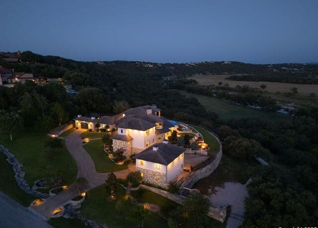 5-bedroom rental at 325 River Ridge in Spring Branch, TX — photo 3