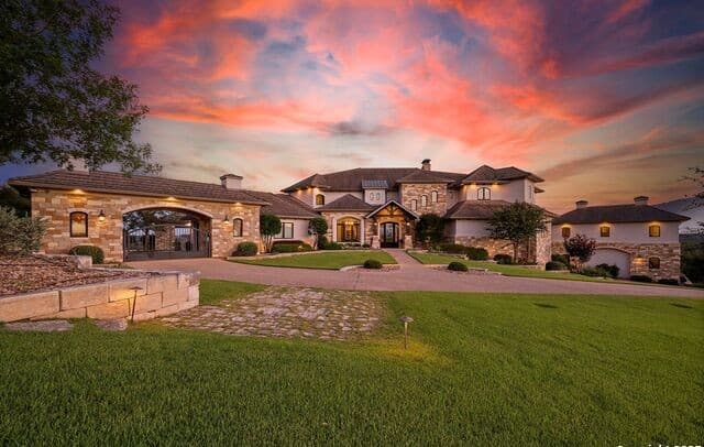 5-bedroom rental at 325 River Ridge in Spring Branch, TX — photo 4