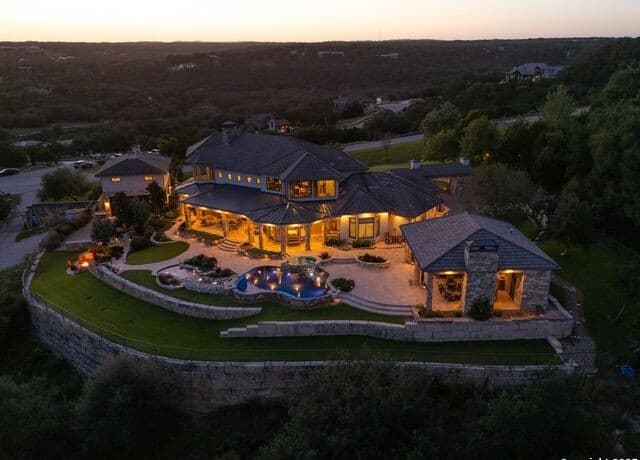 5-bedroom rental at 325 River Ridge in Spring Branch, TX — photo 5