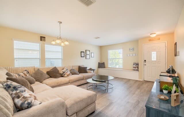 5-bedroom rental at 24703 Maple Crest in San Antonio, TX — photo 2