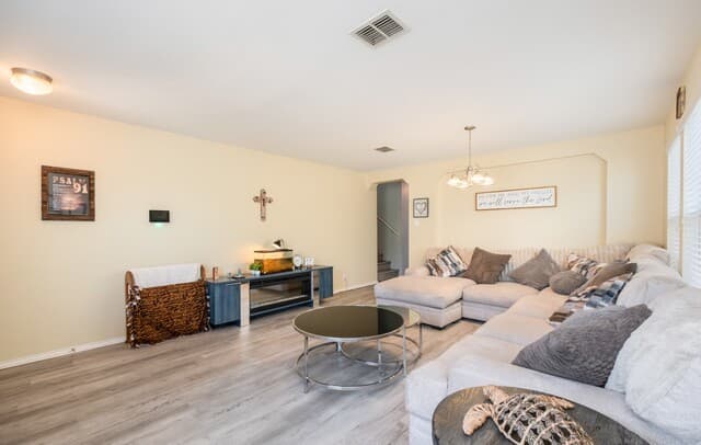 5-bedroom rental at 24703 Maple Crest in San Antonio, TX — photo 4