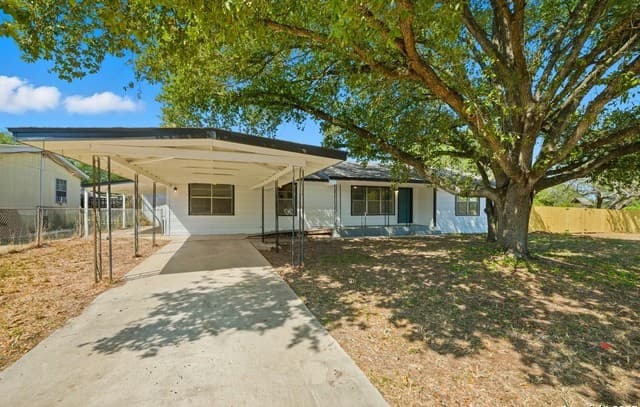 3-bedroom rental at 7635 Dove in San Antonio, TX — photo 3
