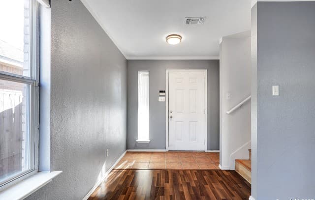 3-bedroom rental at 8515 Shaenfield Pl in San Antonio, TX — photo 2