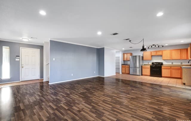 3-bedroom rental at 8515 Shaenfield Pl in San Antonio, TX — photo 5