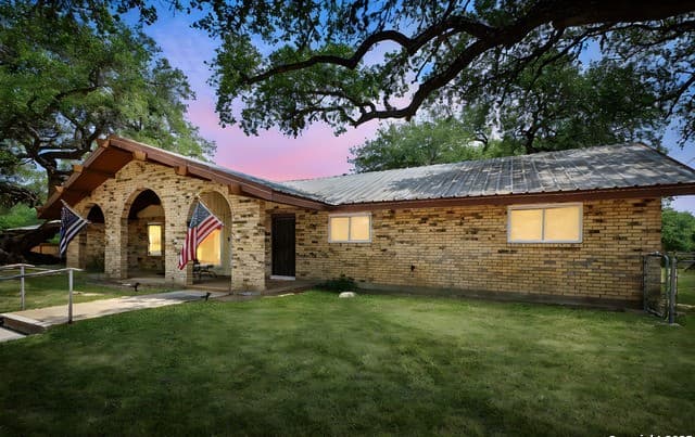 3-bedroom rental at 102 Southgate in Pleasanton, TX — photo 1