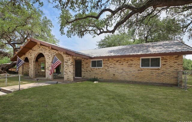 3-bedroom rental at 102 Southgate in Pleasanton, TX — photo 2