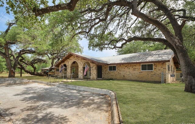 3-bedroom rental at 102 Southgate in Pleasanton, TX — photo 3