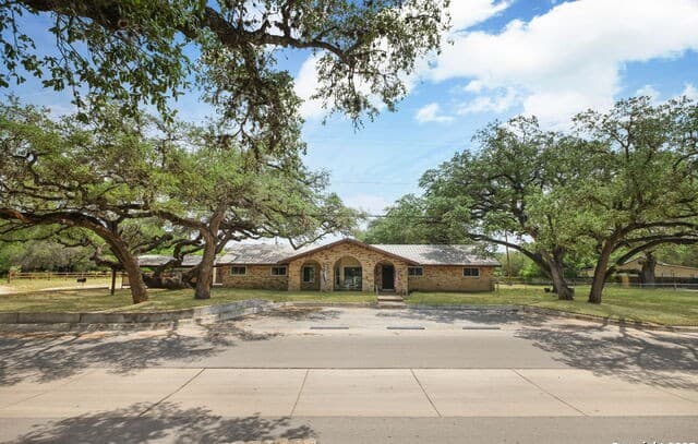 3-bedroom rental at 102 Southgate in Pleasanton, TX — photo 4