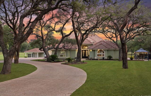 3-bedroom rental at 443 Rosewood Dr in La Vernia, TX — photo 2