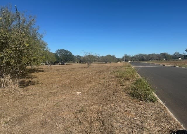 rental at 304 Woodland Dr in Pleasanton, TX — photo 1