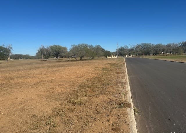 rental at 304 Woodland Dr in Pleasanton, TX — photo 5