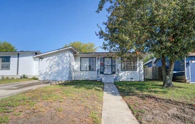 3-bedroom rental at 2375 Burnet in San Antonio, TX — photo 1