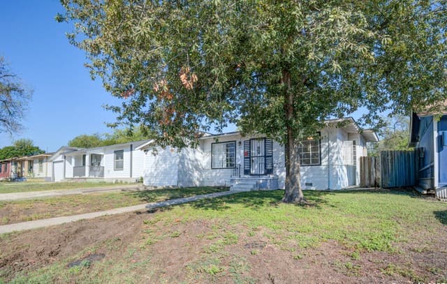 3-bedroom rental at 2375 Burnet in San Antonio, TX — photo 2