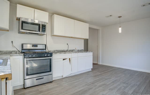 3-bedroom rental at 2375 Burnet in San Antonio, TX — photo 5