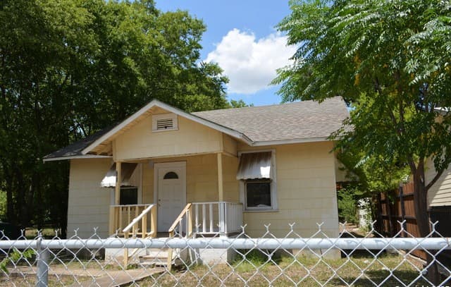 3-bedroom rental at 1207 W Gerald A in San Antonio, TX — photo 2