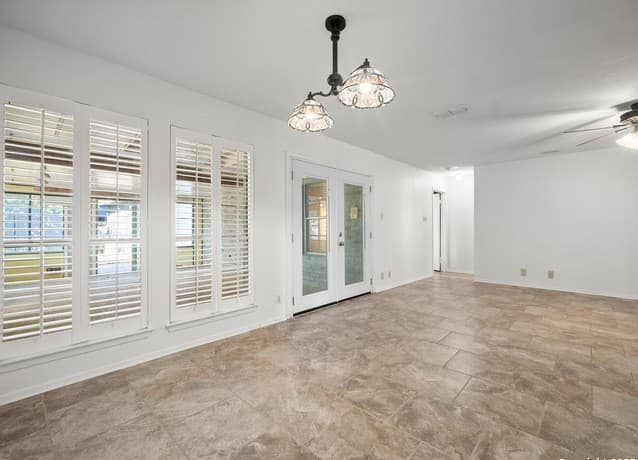 4-bedroom rental at 4007 Meadowlark Ave in San Antonio, TX — photo 5