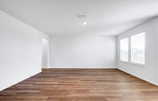 5-bedroom rental at 5867 Kendall Pr in San Antonio, TX — photo 4