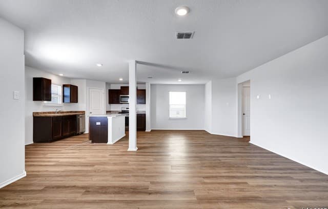 5-bedroom rental at 5867 Kendall Pr in San Antonio, TX — photo 5