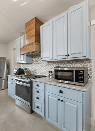 3-bedroom rental at 345 PR Two A Ln in Poteet, TX — photo 2