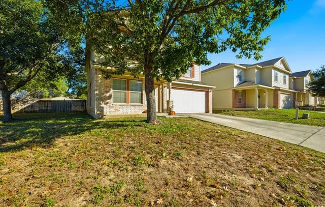 5-bedroom rental at 5843 Sherbrooke Oak in San Antonio, TX — photo 3