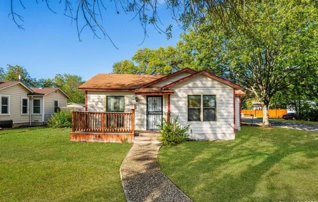 3-bedroom rental at 1651 W Woodlawn in San Antonio, TX — photo 1