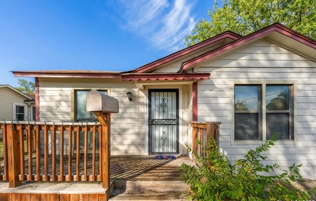 3-bedroom rental at 1651 W Woodlawn in San Antonio, TX — photo 3