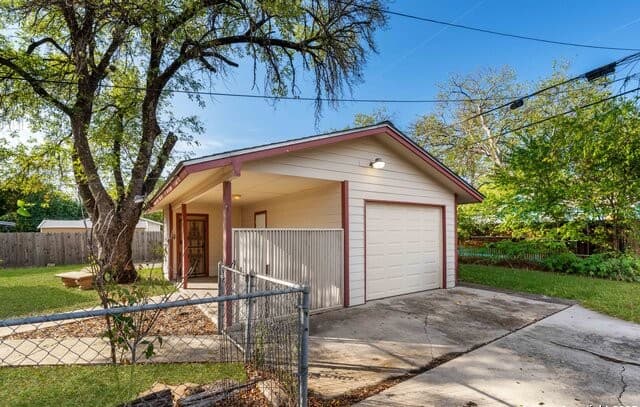 3-bedroom rental at 1651 W Woodlawn in San Antonio, TX — photo 4