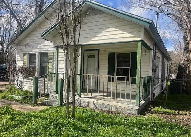 4-bedroom rental at 1117 Standish in Floresville, TX — photo 1