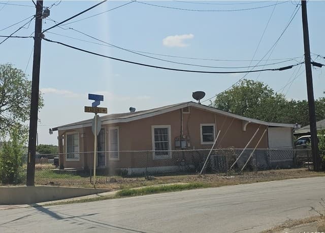 2-bedroom rental at 802 Proctor in San Antonio, TX — photo 1
