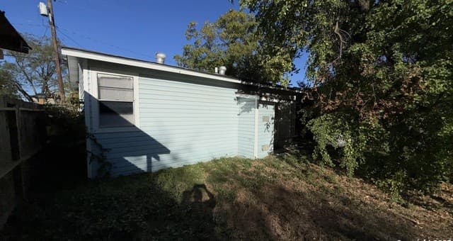 2-bedroom rental at 442 SW 41st in San Antonio, TX — photo 5