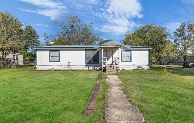 3-bedroom rental at 1118 32nd in Hondo, TX — photo 1
