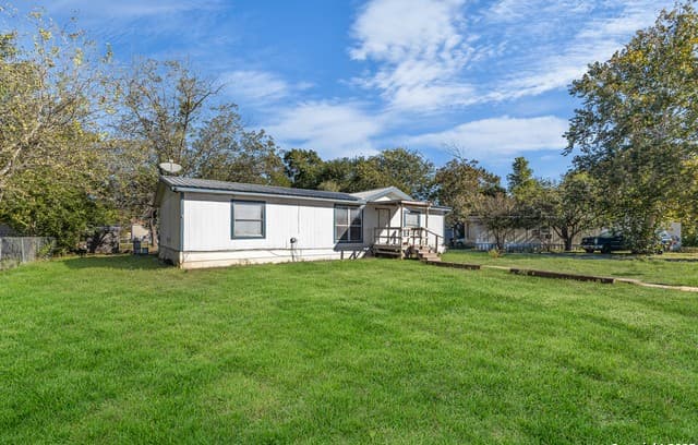 3-bedroom rental at 1118 32nd in Hondo, TX — photo 3