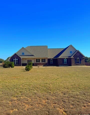3-bedroom rental at 191 Big Rock Dr in Bandera, TX — photo 1