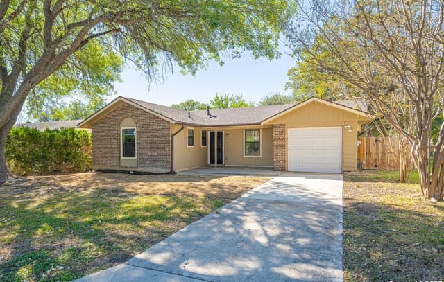 3-bedroom rental at 7814 Oak Forest in Live Oak, TX — photo 2