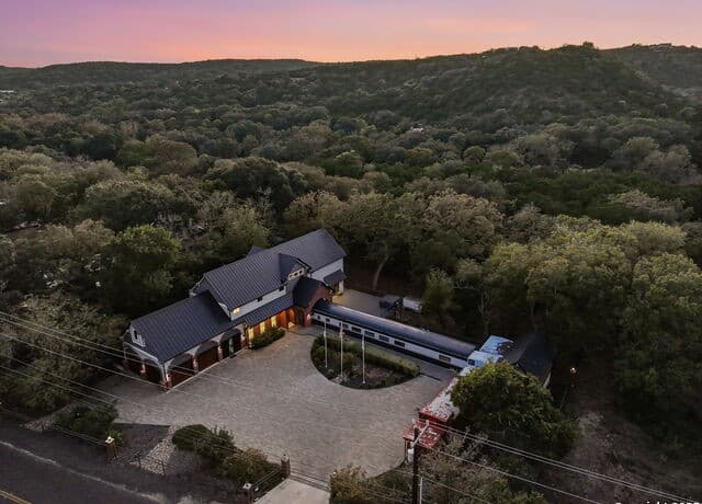 3-bedroom rental at 20053 Scenic Loop Rd in Helotes, TX — photo 2