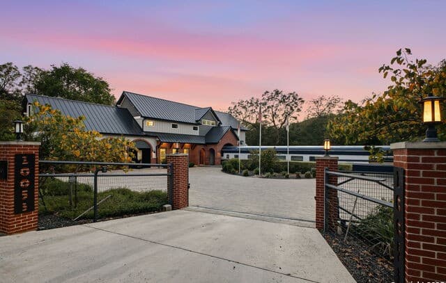 3-bedroom rental at 20053 Scenic Loop Rd in Helotes, TX — photo 4