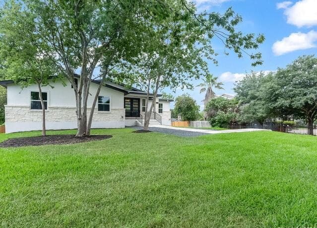 5-bedroom rental at 630 E Sunshine Dr in San Antonio, TX — photo 2