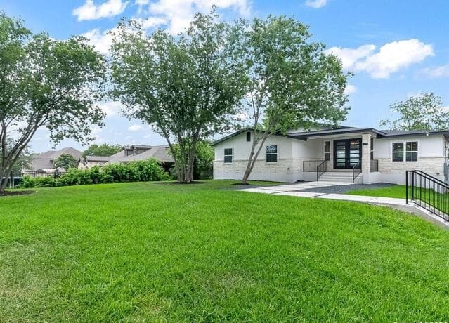 5-bedroom rental at 630 E Sunshine Dr in San Antonio, TX — photo 5
