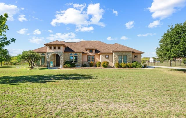 3-bedroom rental at 16026 Lake Shore Dr in Lytle, TX — photo 2