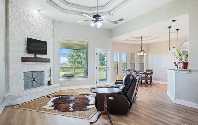 3-bedroom rental at 16026 Lake Shore Dr in Lytle, TX — photo 3