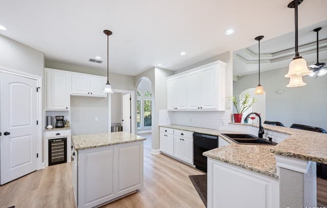 3-bedroom rental at 16026 Lake Shore Dr in Lytle, TX — photo 5